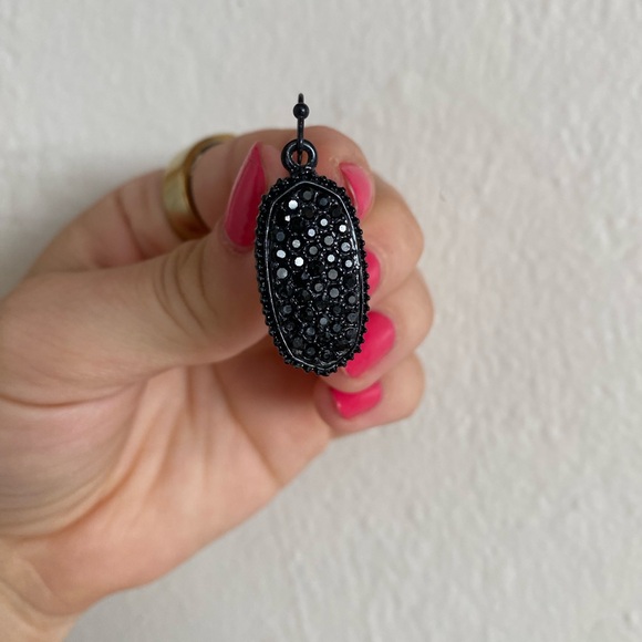 Black earrings - Picture 3 of 3